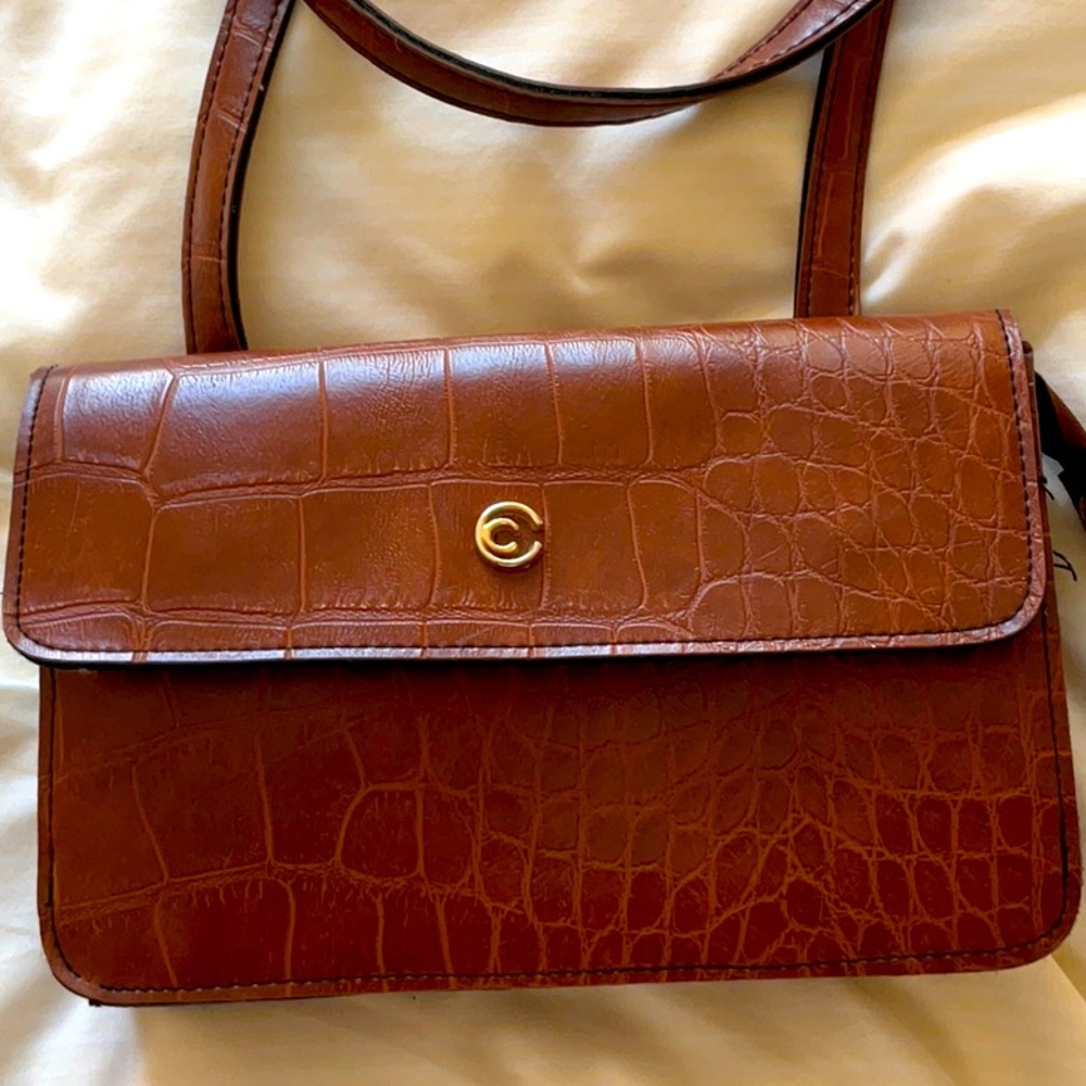 Leather purse in great condition and lots of compartments!